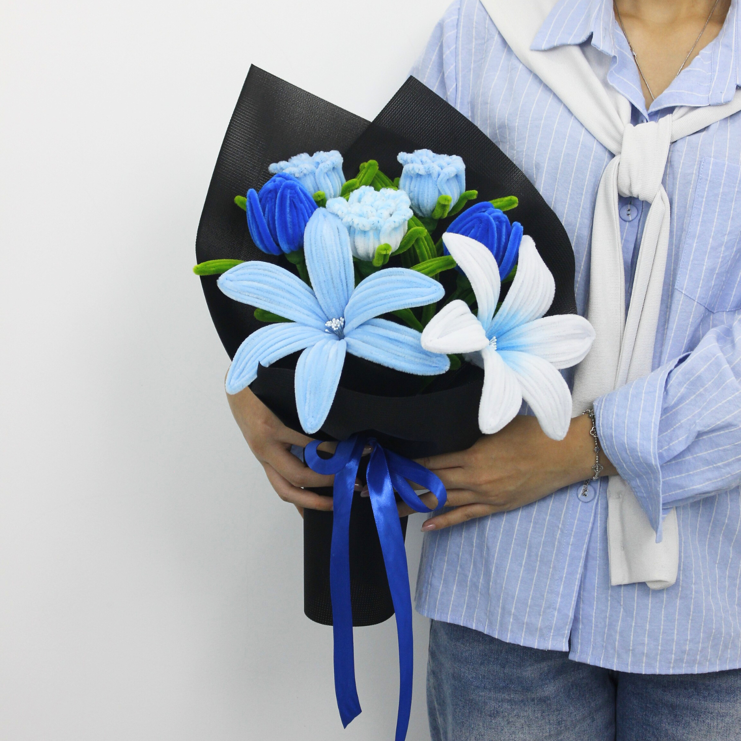 Elegant bluish bouquet handcrafted from pipe cleaner flowers, featuring cool-toned blooms and subtle sparkle details – a perfect gift or statement piece for modern home decor.
