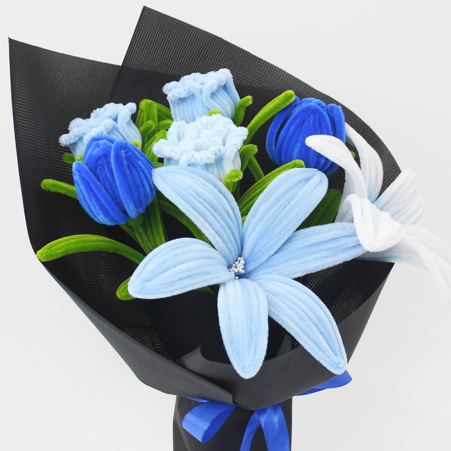 Elegant bluish bouquet handcrafted from pipe cleaner flowers, featuring cool-toned blooms and subtle sparkle details – a perfect gift or statement piece for modern home decor.
