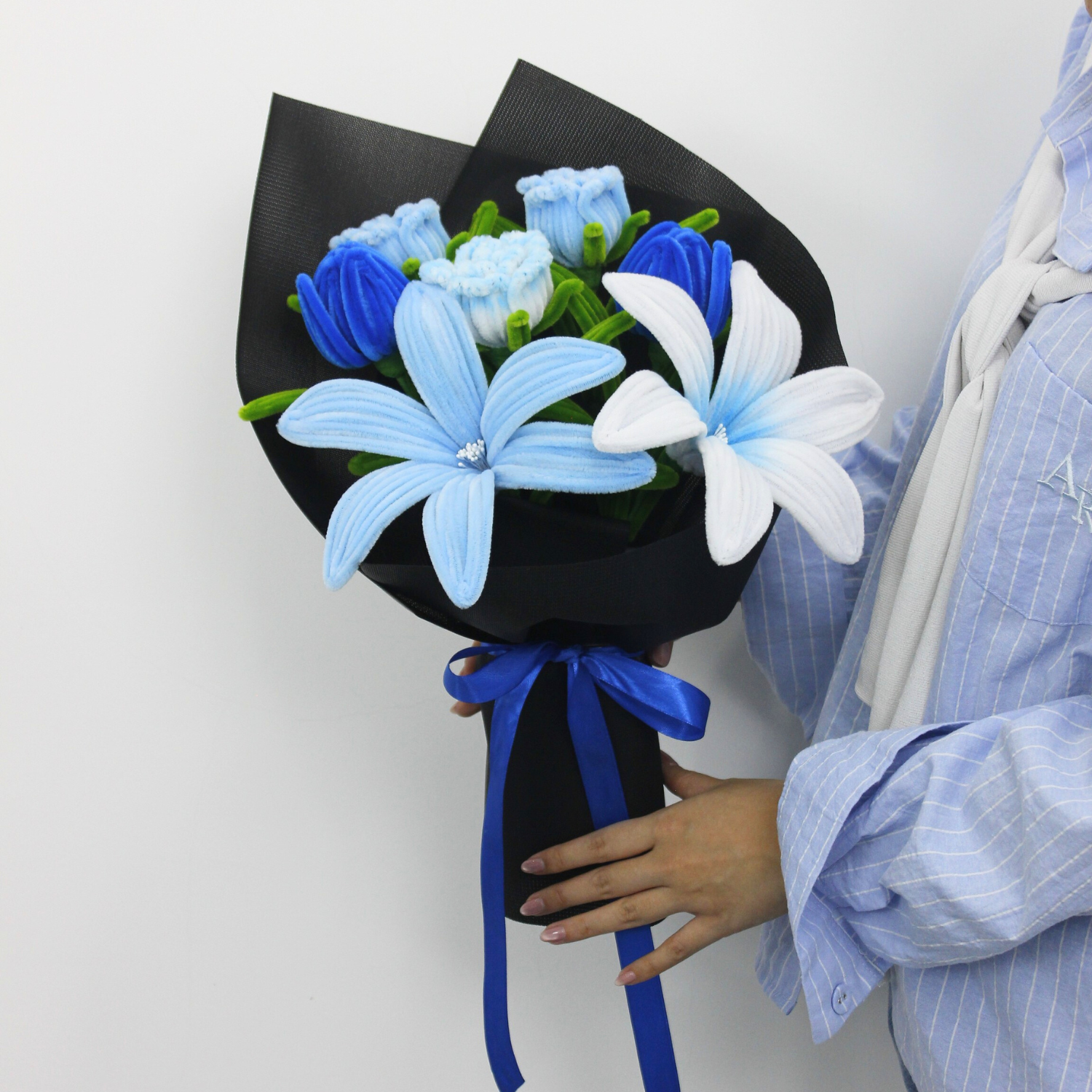 Elegant bluish bouquet handcrafted from pipe cleaner flowers, featuring cool-toned blooms and subtle sparkle details – a perfect gift or statement piece for modern home decor.
