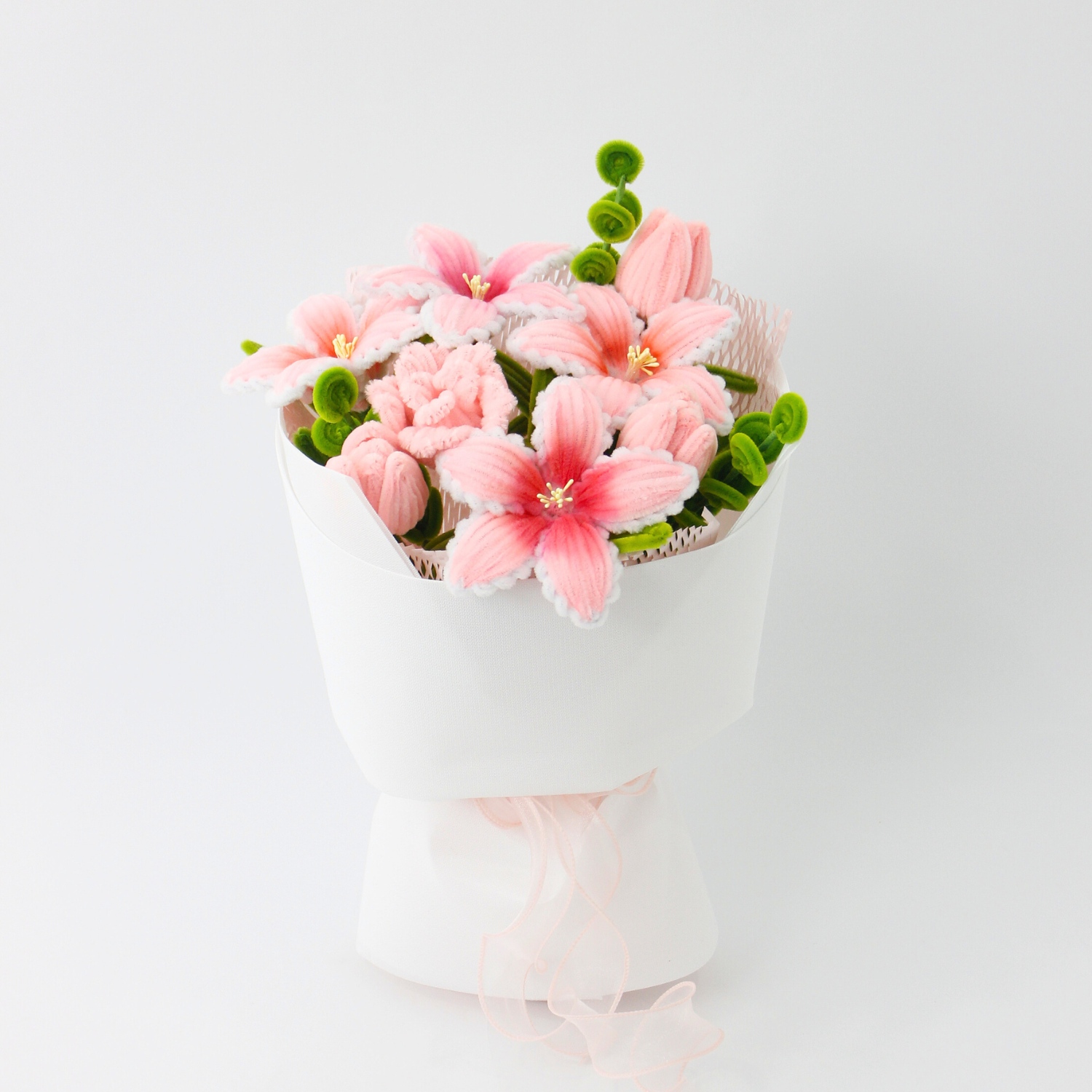 Elegant pink lily bouquet handcrafted from fuzzy pipe cleaners, featuring soft textures and charming pastel tones. A perfect handmade gift for home decoration, birthdays, or heartfelt surprises.

