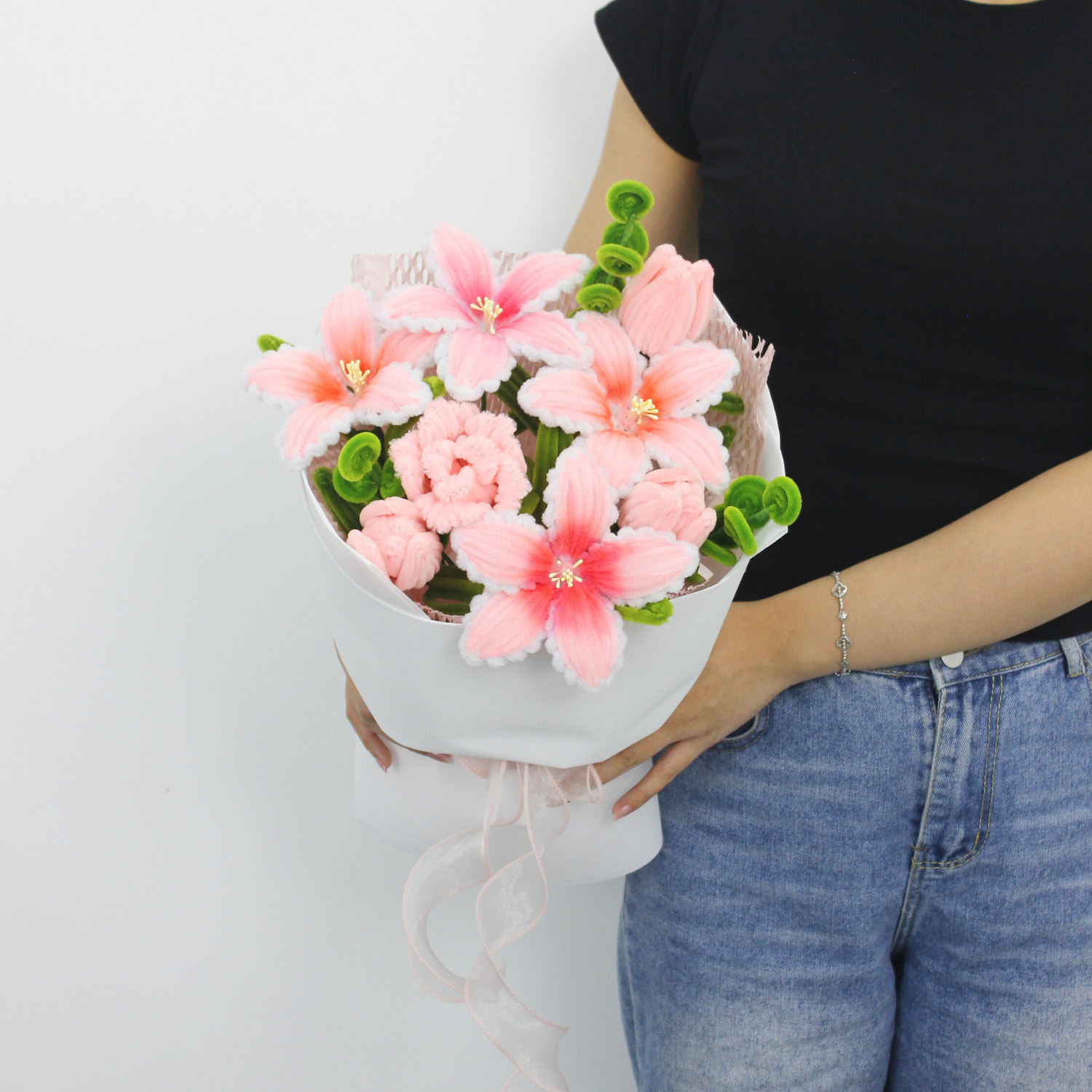 Elegant pink lily bouquet handcrafted from fuzzy pipe cleaners, featuring soft textures and charming pastel tones. A perfect handmade gift for home decoration, birthdays, or heartfelt surprises.
