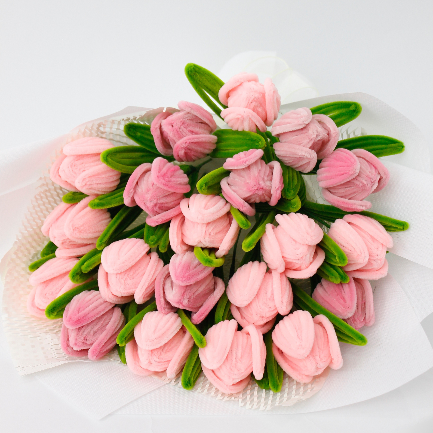 Beautiful bouquet of 20 pink tulips made from fuzzy pipe cleaners. A charming handmade flower arrangement, perfect as a long-lasting gift or for aesthetic home decoration.
