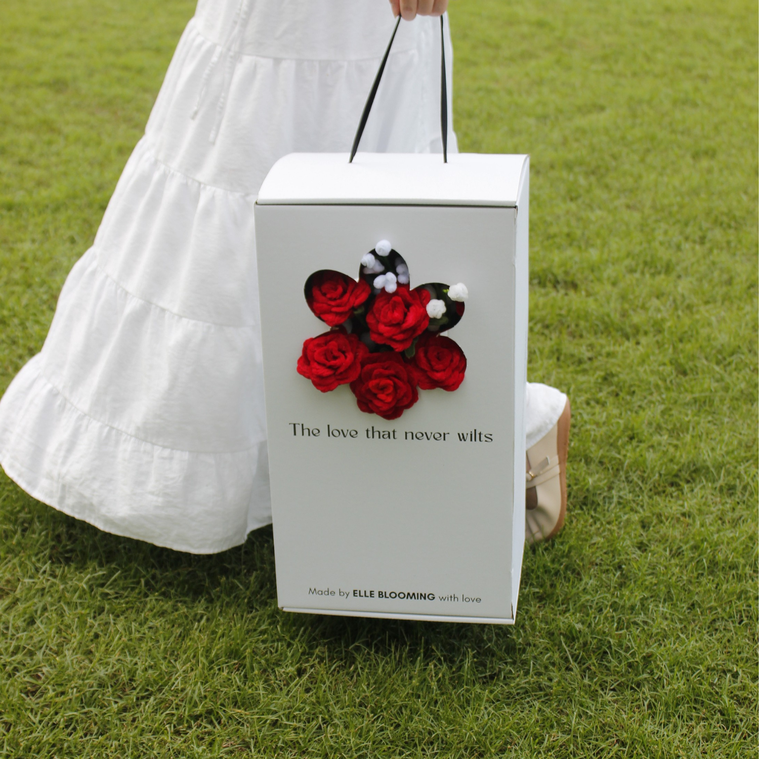 Romantic deep blue and pastel pink pipe cleaner bouquet, handcrafted with lifelike textures and wrapped in soft white paper. Ideal for anniversaries and heartfelt gifting.